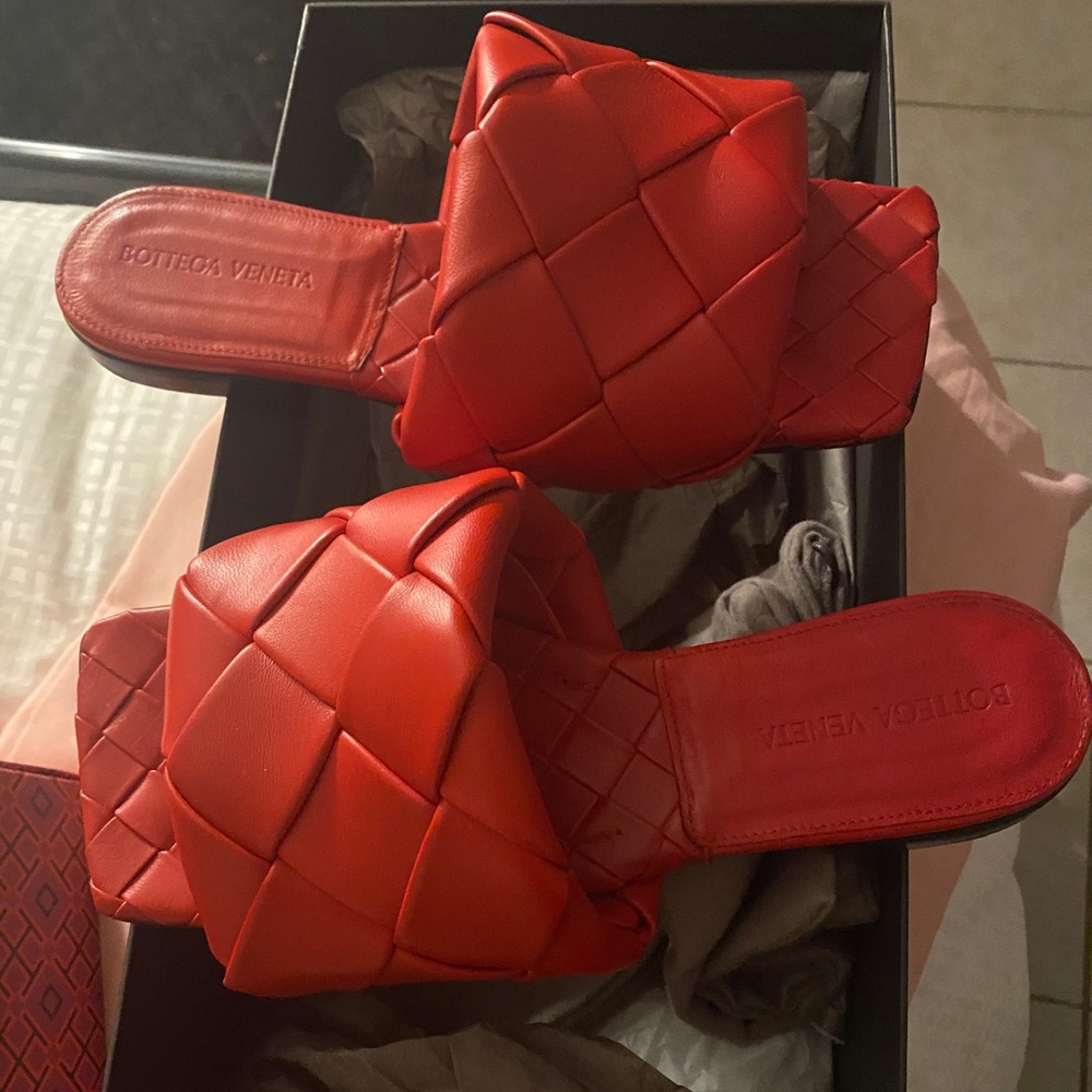 authentic BOTTEGA VENETA Size 36 are a must have